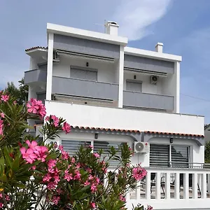 https://villa-rosa-rooms.primorje-gorskikotar.com